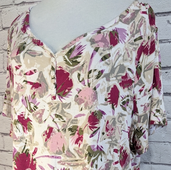 LANE BRYANT Flower V-neck Top - Picture 4 of 10